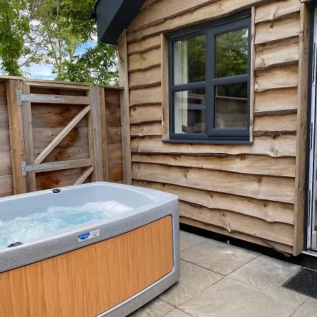 Fox Lodge With Hot Tub Cupar Exterior photo
